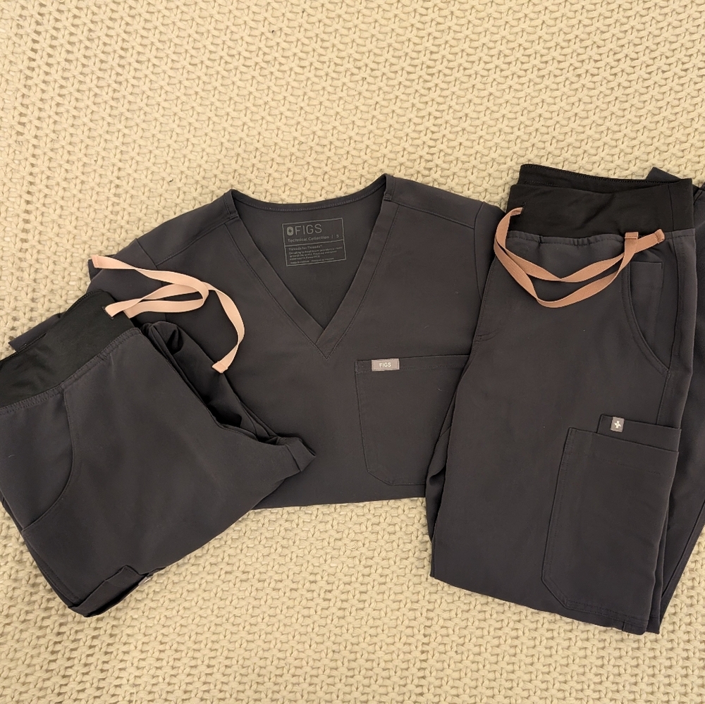 FIGS Women's Charcoal Scrub Set